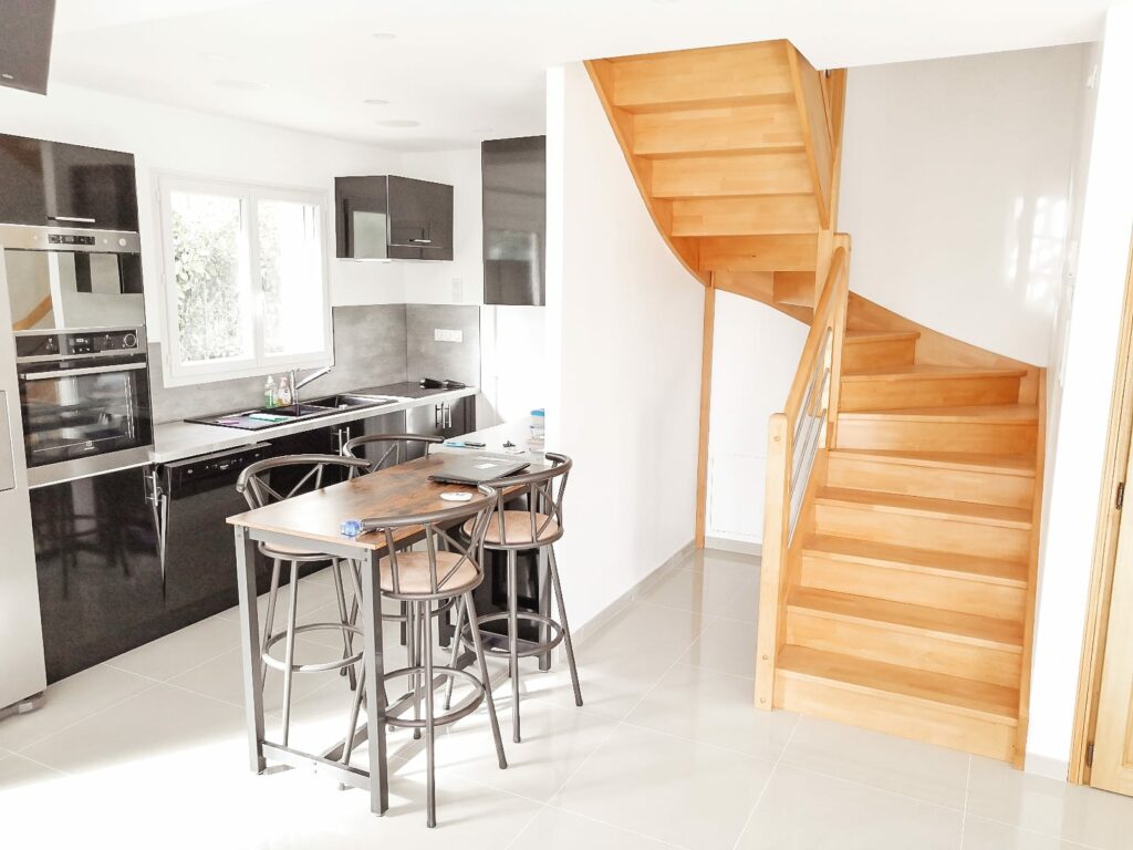 Escalier bois et cuisine à Villaudric