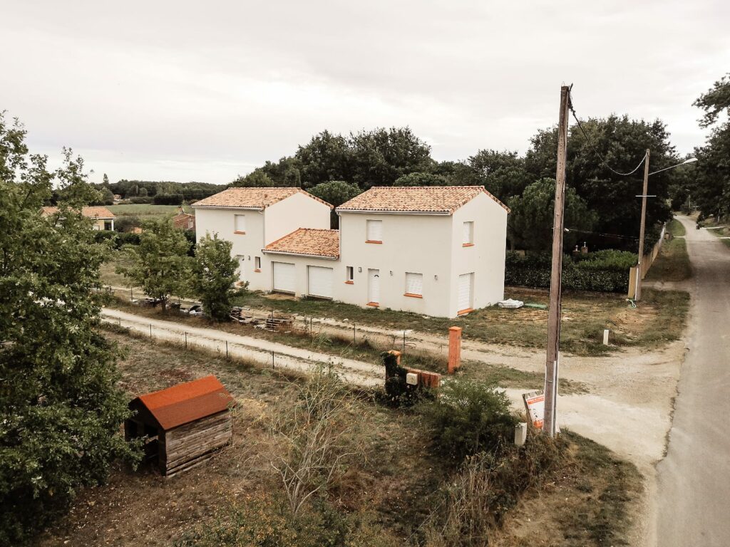 Vue aérienne des deux maisons réalisées à Villaudric