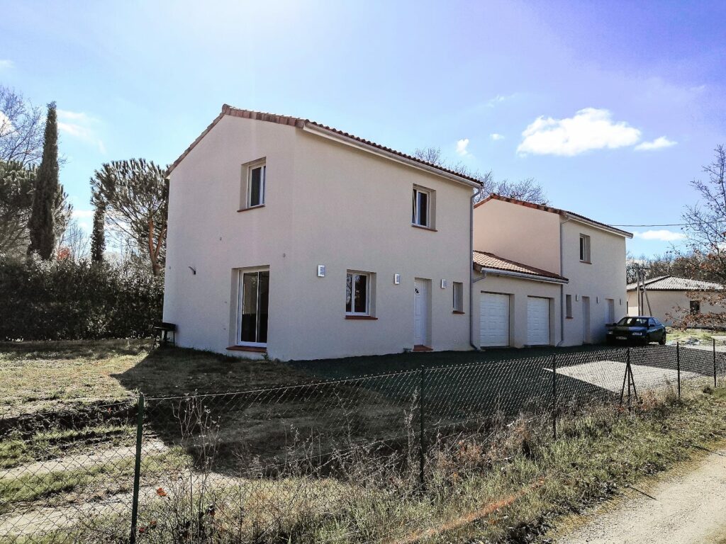 Façades des maisons réalisées à Villaudric